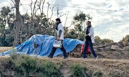 Badhaal Rajouri: डॉक्टरों की टीम ने जीवित बचे सदस्यों की जांच की Badhaal Rajouri: डॉक्टरों की टीम ने जीवित बचे सदस्यों की जांच की