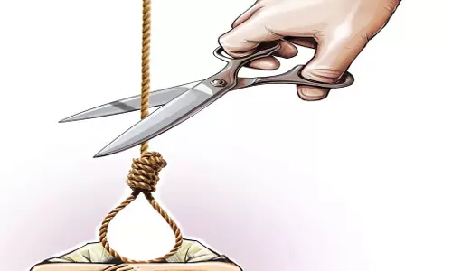 Bhubaneswar: ओडिशा के 26 वर्षीय युवक ने नारियल के पेड़ पर 55 फीट की ऊंचाई पर लटककर जान दे दी