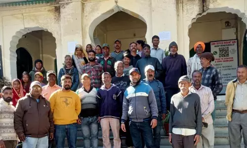 Sirohi 3 माह से वेतन नहीं मिलने से परेशान अस्थाई कर्मचारी Sirohi 3 माह से वेतन नहीं मिलने से परेशान अस्थाई कर्मचारी