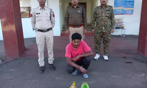 पुलिस ने ली घर की तलाशी, महुआ शराब जब्त पुलिस ने ली घर की तलाशी, महुआ शराब जब्त