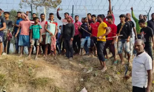 Malda में भारत-बांग्लादेश सीमा पर भारतीय और बांग्ला ग्रामीणों के बीच टकराव Malda में भारत-बांग्लादेश सीमा पर भारतीय और बांग्ला ग्रामीणों के बीच टकराव