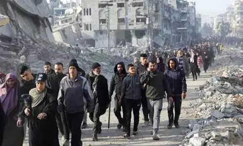 Gaza के निवासी अपने बर्बाद घरों की ओर लौट रहे