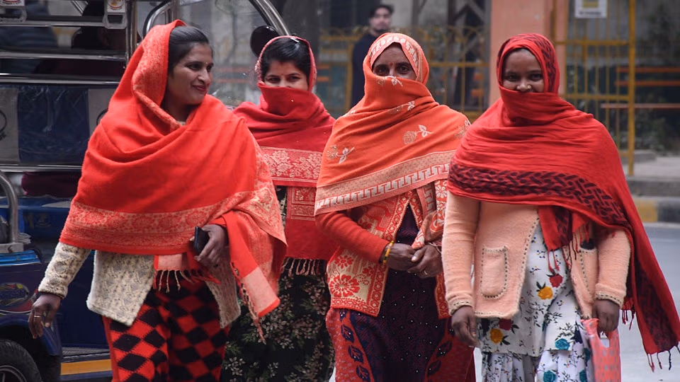 Moradabad: कोहरे व शीतलहर हाईवे  से ठिठुरे लोग, दिन में धूप