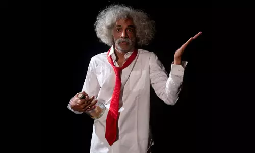 Piyakkad: मकरंद देशपांडे का एकालाप जो शराबी के लेबल से परे Piyakkad: मकरंद देशपांडे का एकालाप जो शराबी के लेबल से परे