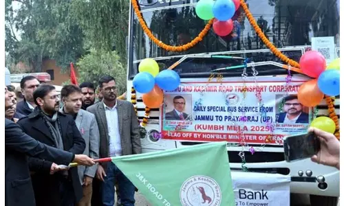 सतीश शर्मा ने Jammu से प्रयागराज तक विशेष बस सेवा को हरी झंडी दिखाई