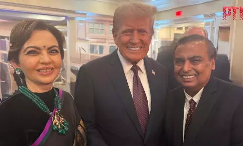 मुकेश-नीता अंबानी ने की डोनाल्ड ट्रंप से मुलाकात मुकेश-नीता अंबानी ने की डोनाल्ड ट्रंप से मुलाकात