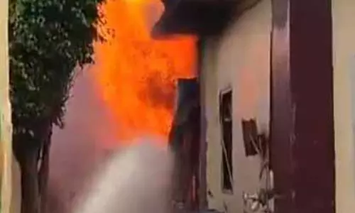 Greater Noida में केमिकल फैक्ट्री में लगी आग, अफरा-तफरी Greater Noida में केमिकल फैक्ट्री में लगी आग, अफरा-तफरी