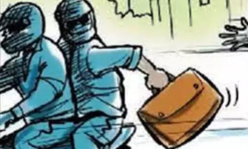 Moradabad: दुकान पर टंगा नोटों का हार लूटकर भागे बाइक सवार बदमाश Moradabad: दुकान पर टंगा नोटों का हार लूटकर भागे बाइक सवार बदमाश