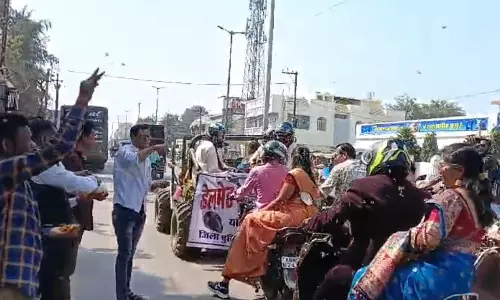 पगड़ी नहीं हेलमेट पहने नजर आए दूल्हे राजा, एसपी ने की तारीफ