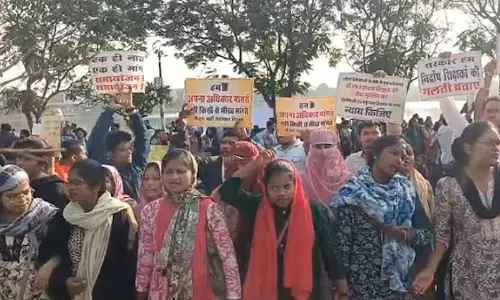 तेलीबांधा रोड में बीएड डिग्रीधारी सहायक शिक्षकों ने किया रोड जाम