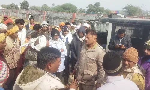 दो युवकों को ट्रक ने कुचला, एक की मौत दो युवकों को ट्रक ने कुचला, एक की मौत