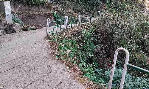 Himachal: रास्ते में टूटी रेलिंग से पैदल चलने वालों को खतरा