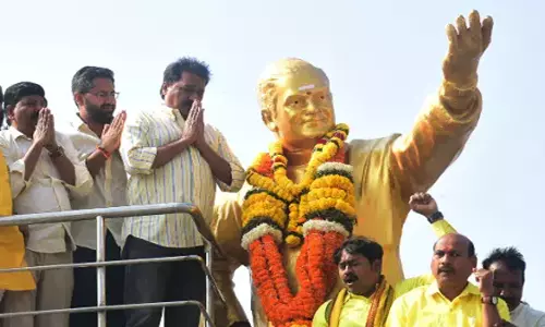 Telugu Desam पार्टी ने एनटीआर को पुष्पांजलि अर्पित कर उनकी महान सेवाओं को याद किया Telugu Desam पार्टी ने एनटीआर को पुष्पांजलि अर्पित कर उनकी महान सेवाओं को याद किया
