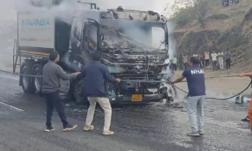 Nashik: चांदवाड़ घाट पर एक मालवाहक वाहन में आग लग गई Nashik: चांदवाड़ घाट पर एक मालवाहक वाहन में आग लग गई