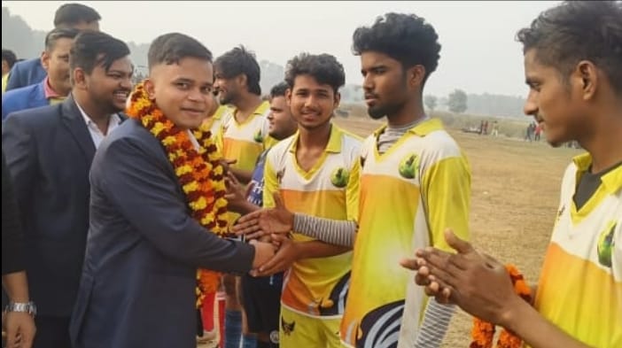Kushinagar: बटलोहिया में आयोजित एकता कप फुटबॉल टूर्नामेंट का उद्घाटन मुकाबला