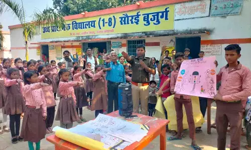 Traffic Police कर्मियों ने रोड शो में विद्यार्थियों को संकेतों व मानदंडों की जानकारी दी Traffic Police कर्मियों ने रोड शो में विद्यार्थियों को संकेतों व मानदंडों की जानकारी दी