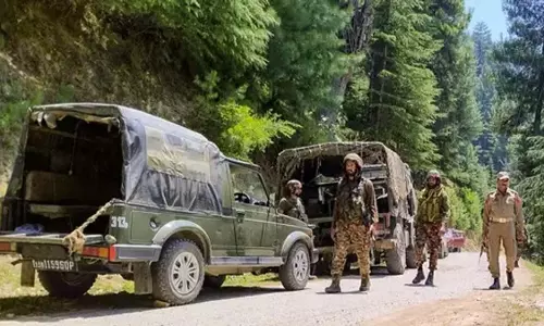 Jammu-Kashmir के सोपोर में आतंकवादियों और सुरक्षा बलों के बीच गोलीबारी Jammu-Kashmir के सोपोर में आतंकवादियों और सुरक्षा बलों के बीच गोलीबारी