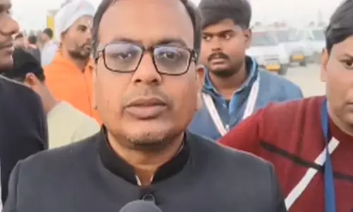 Prayagraj में आग लगने से 70 से 80 झोपड़ियां और 8 से 10 टेंट जले: एडीएम विवेक चतुर्वेदी Prayagraj में आग लगने से 70 से 80 झोपड़ियां और 8 से 10 टेंट जले: एडीएम विवेक चतुर्वेदी