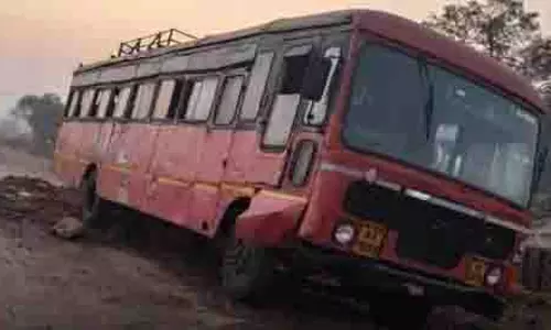 Maharashtra :बीड में राज्य परिवहन निगम की बस ने तीन लोगों को कुचला