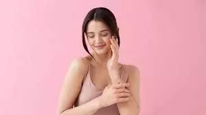 Skin Care: सर्दियों में चमकेगा आपका चेहरा, रोजाना लगाएं इन विंटर फेस पैक में से एक Skin Care: सर्दियों में चमकेगा आपका चेहरा, रोजाना लगाएं इन विंटर फेस पैक में से एक