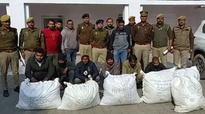 अलीगढ़ में पुलिस ने 100 किलो गांजे के साथ छह तस्करों को किया गिरफ्तार अलीगढ़ में पुलिस ने 100 किलो गांजे के साथ छह तस्करों को किया गिरफ्तार