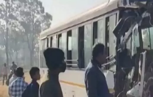 कोंडागांव में स्कूल बस हादसे का शिकार, शिक्षक समेत 2 की मौत कोंडागांव में स्कूल बस हादसे का शिकार, शिक्षक समेत 2 की मौत