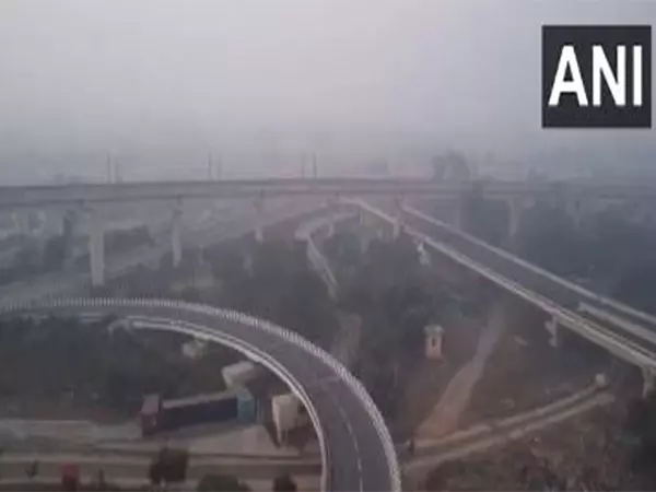 Delhi में कोहरे के कारण ट्रेन सेवाएं बाधित, 19 ट्रेनें देरी से चल रही Delhi में कोहरे के कारण ट्रेन सेवाएं बाधित, 19 ट्रेनें देरी से चल रही