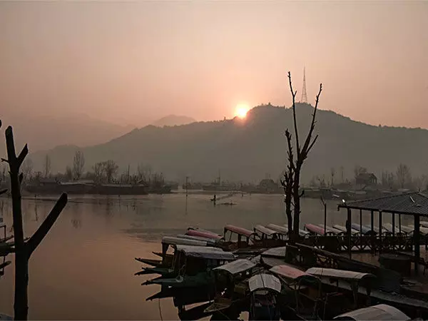 Jammu and Kashmir: श्रीनगर में शीत लहर के कारण डल झील बर्फ से ढकी