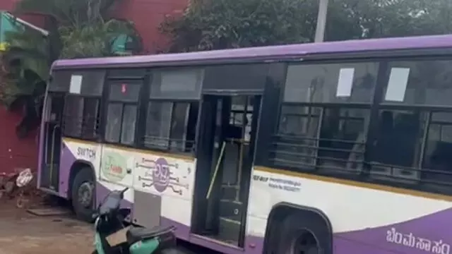 ब्रेक फेल होने से BMTC बस बीडा की दुकान में घुसी, बड़ा हादसा टला