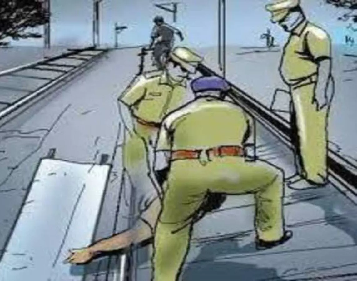Basti: 45 वर्षीय व्यक्ति का शव रेल ट्रैक के किनारे मिला Basti: 45 वर्षीय व्यक्ति का शव रेल ट्रैक के किनारे मिला