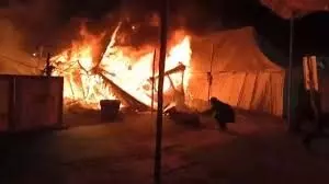 Up News: किन्नर अखाड़े के सामने लगे टेंट में लगी आग Up News: किन्नर अखाड़े के सामने लगे टेंट में लगी आग