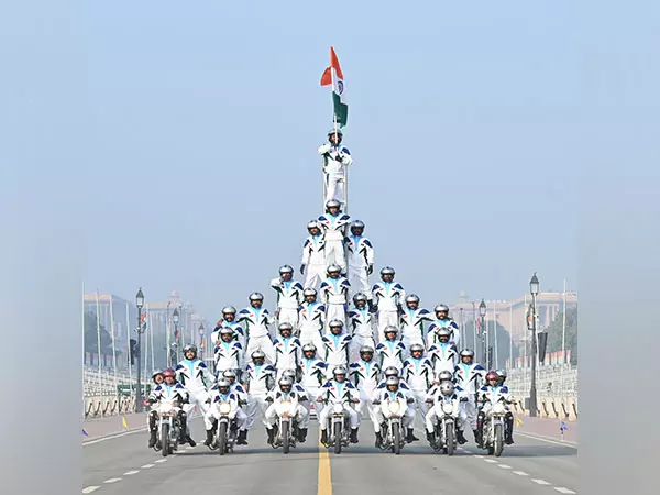 Indian Army के डेयरडेविल्स ने सबसे ऊंचे मानव पिरामिड का नया विश्व रिकॉर्ड बनाया Indian Army के डेयरडेविल्स ने सबसे ऊंचे मानव पिरामिड का नया विश्व रिकॉर्ड बनाया