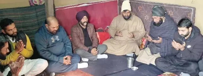 अपनी पार्टी के नेताओं ने Badhal गांव में शोक संतप्त परिवारों से मुलाकात की अपनी पार्टी के नेताओं ने Badhal गांव में शोक संतप्त परिवारों से मुलाकात की