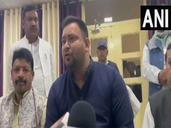 डबल इंजन सरकार बिहार के साथ सौतेला व्यवहार कर रही है: Tejashwi Yadav डबल इंजन सरकार बिहार के साथ सौतेला व्यवहार कर रही है: Tejashwi Yadav