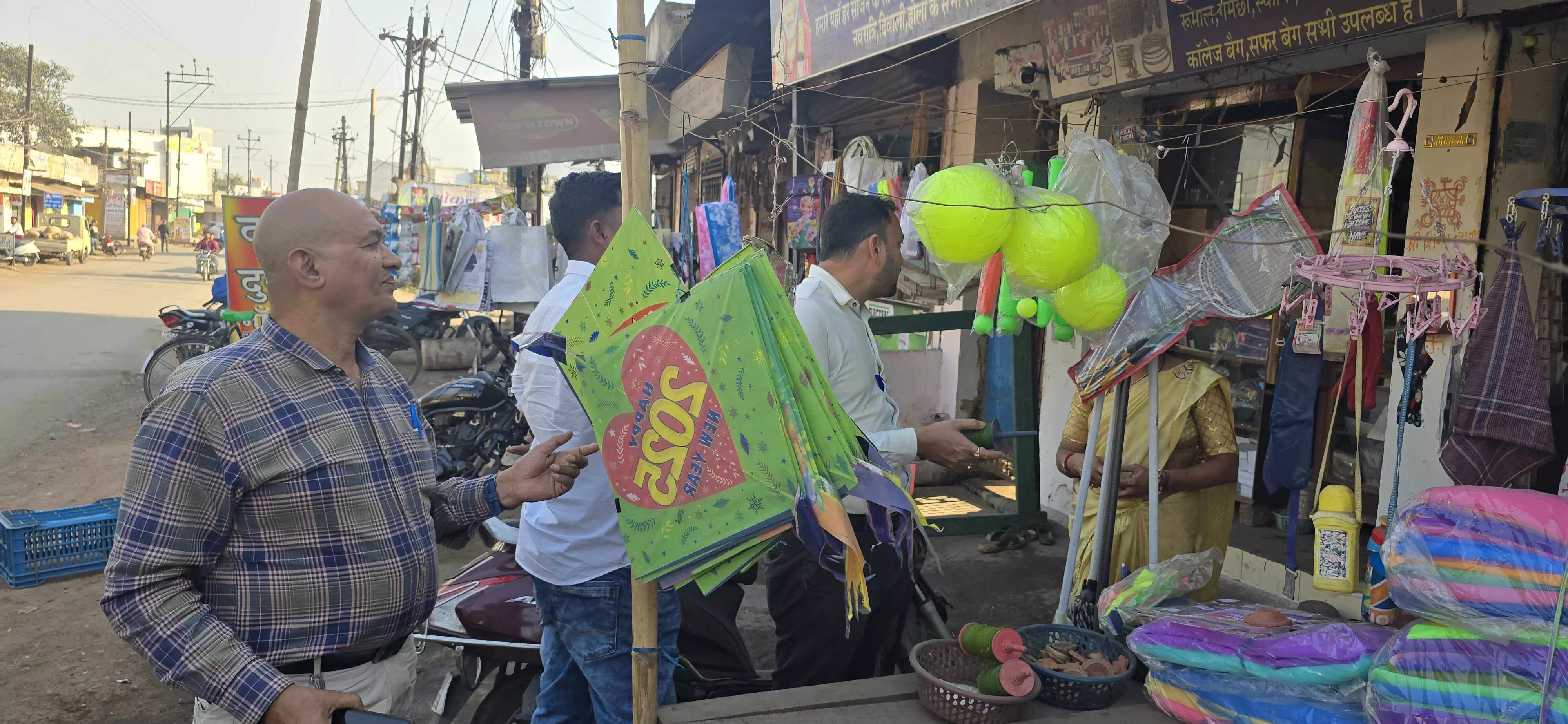 रायपुर निगम ने पतंग दुकानों में मारी रेड, 8 बंडल चाइनीज मांझा जब्त