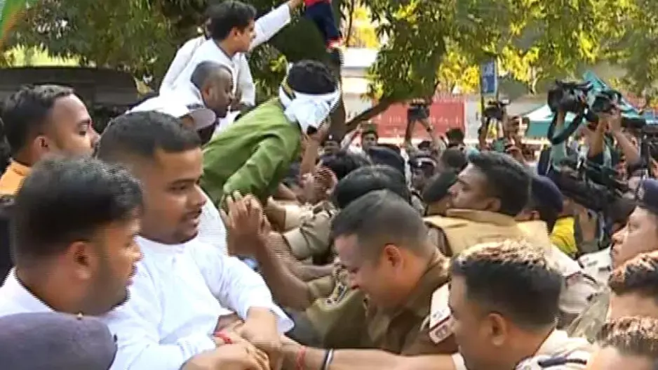 Odisha: युवा कांग्रेस ने ‘महंगाई, बेरोजगारी’ के खिलाफ विरोध प्रदर्शन किया Odisha: युवा कांग्रेस ने ‘महंगाई, बेरोजगारी’ के खिलाफ विरोध प्रदर्शन किया