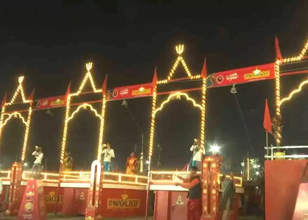 महाकुंभ के दौरान त्रिवेणी संगम पर की गई शाम की Ganga Aarti