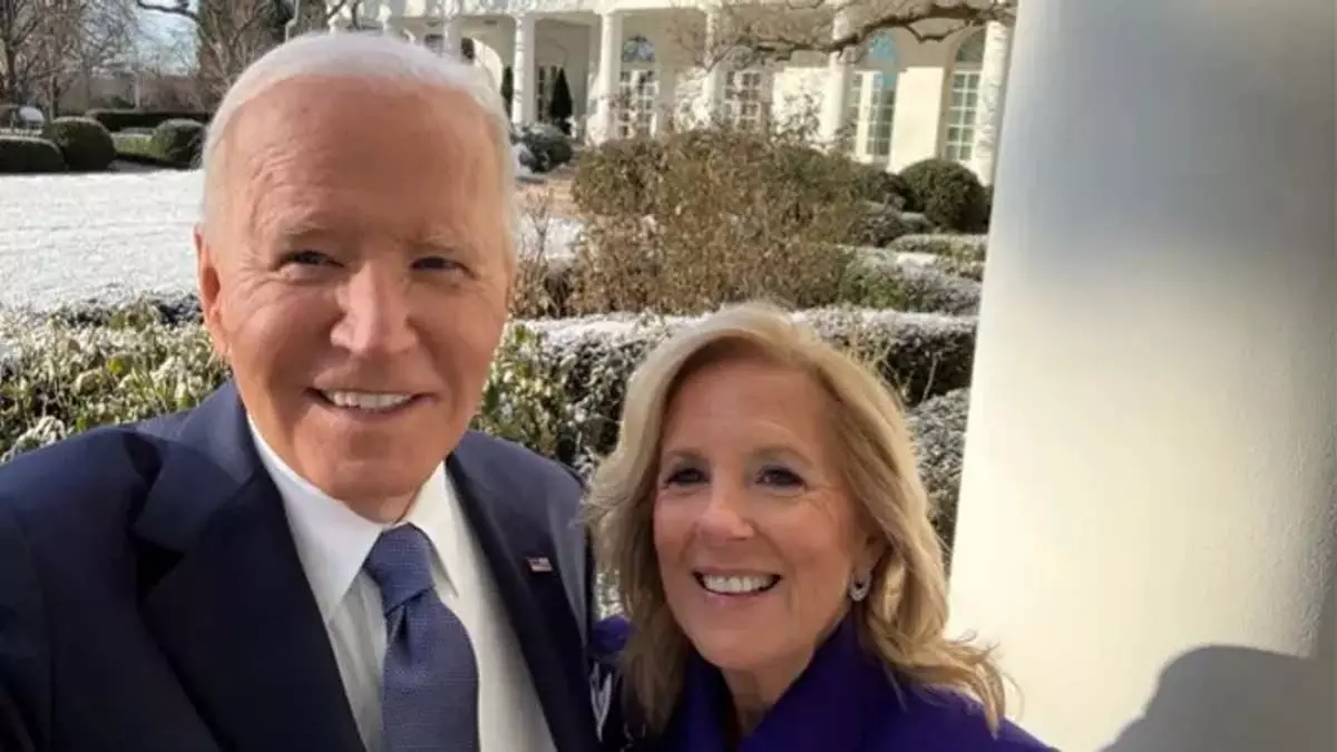 Biden ने व्हाइट हाउस से आखिरी सेल्फी शेयर की