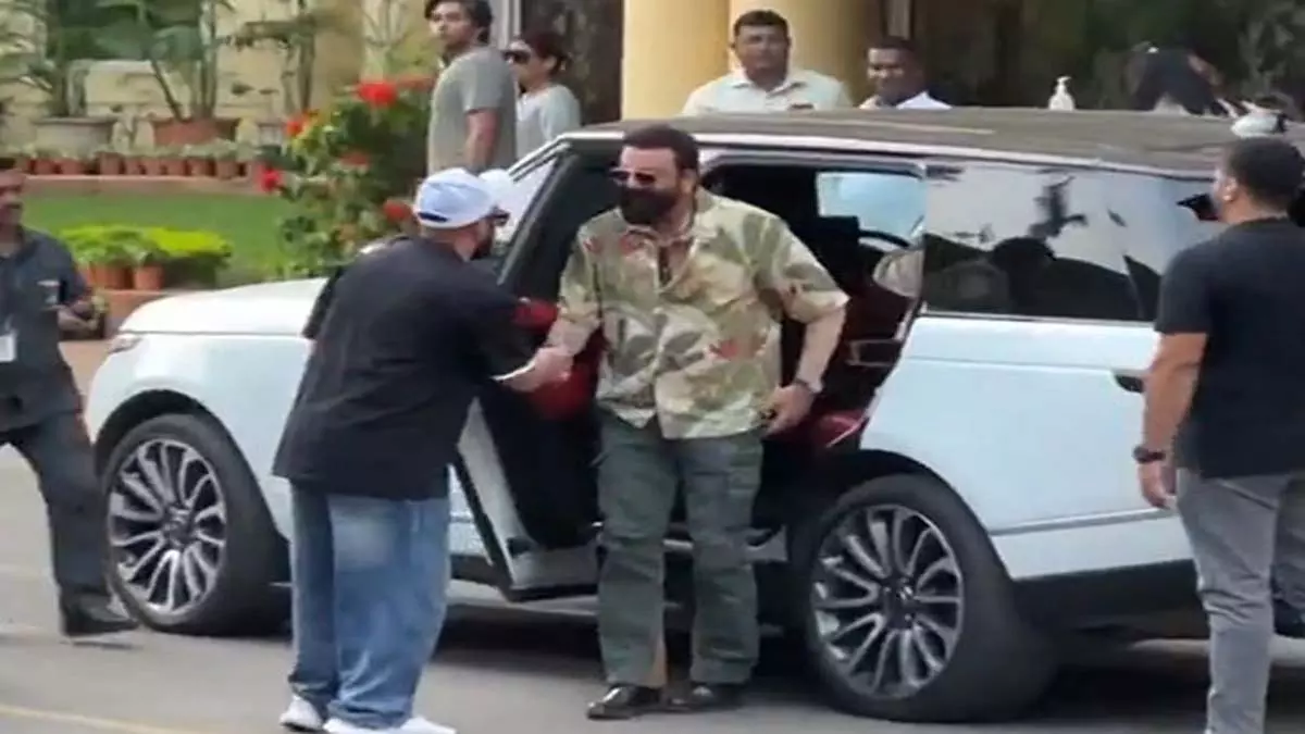 Saif Ali Khan के स्वास्थ्य के बारे में जानकारी लेने के लिए संजय दत्त लीलावती अस्पताल पहुंचे Saif Ali Khan के स्वास्थ्य के बारे में जानकारी लेने के लिए संजय दत्त लीलावती अस्पताल पहुंचे