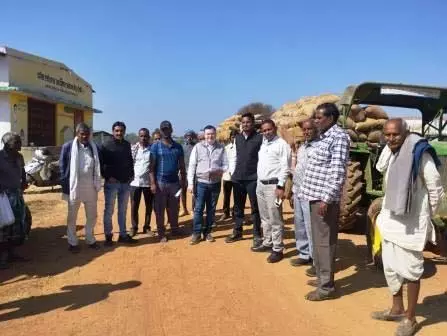 खुद के पास नहीं था धान, बाजार से खरीद कर खपाने का प्रयास, टीम ने जब्त किए 80 क्विंटल धान खुद के पास नहीं था धान, बाजार से खरीद कर खपाने का प्रयास, टीम ने जब्त किए 80 क्विंटल धान