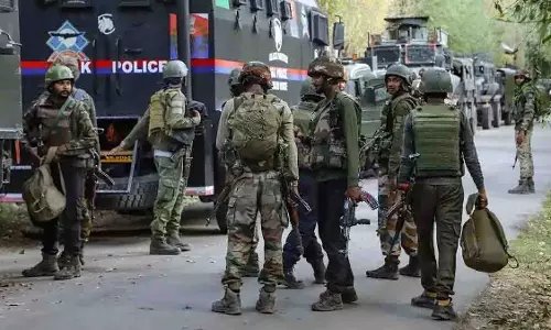 Srinagar सोपोर में मुठभेड़ जारी Srinagar सोपोर में मुठभेड़ जारी