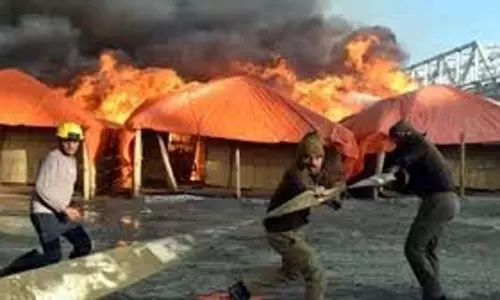Prayagraj:  आग लगने के बाद धमाके के साथ फटने लगे सिलेंडर,मची अफरा-तफरी
