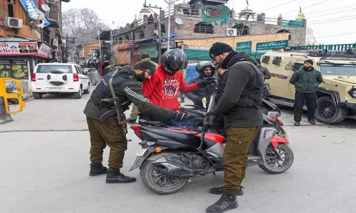 J&K: घाटी में सुरक्षा कड़ी कर दी गई J&K: घाटी में सुरक्षा कड़ी कर दी गई