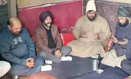 अपनी पार्टी के नेताओं ने बधाल गांव में शोक संतप्त परिवारों से मुलाकात की अपनी पार्टी के नेताओं ने बधाल गांव में शोक संतप्त परिवारों से मुलाकात की