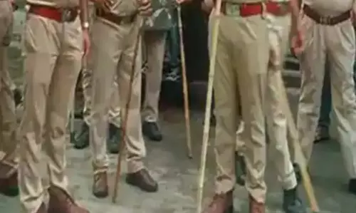 पुलिस से बचने के चक्कर में छत से गिरा गांजा तस्कर, हालत गंभीर