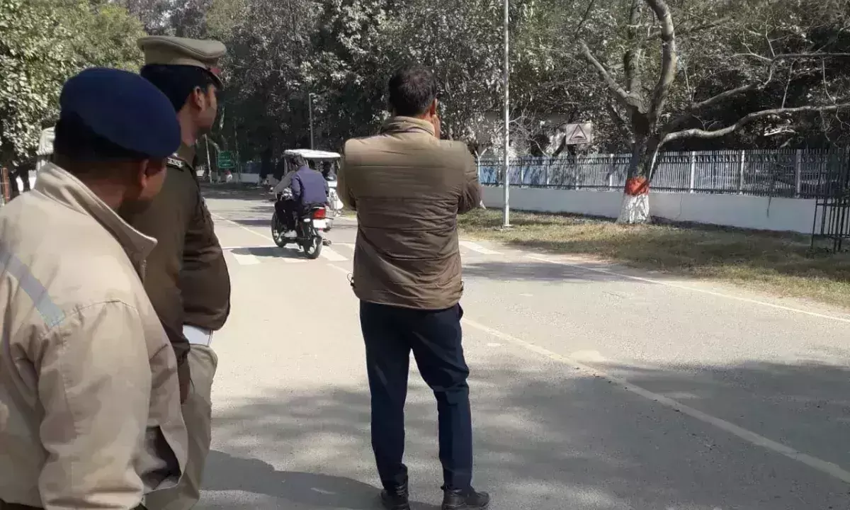 Lucknow: आरपीएफ और ट्रैफिक पुलिस टीम ने आरडीएसओ परिसर में चलाया चेकिंग अभियान Lucknow: आरपीएफ और ट्रैफिक पुलिस टीम ने आरडीएसओ परिसर में चलाया चेकिंग अभियान