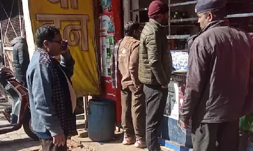 Lucknow: नगर निगम की टीम ने देशी और बीयर शॉप्स का ट्रेड लाइसेंस चेक किया