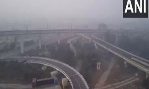 Delhi में कोहरे के कारण ट्रेन सेवाएं बाधित, 19 ट्रेनें देरी से चल रही