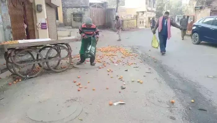 Varanasi: एक तेज रफ्तार मारुति कार ने कई लोगों को मारी टक्कर Varanasi: एक तेज रफ्तार मारुति कार ने कई लोगों को मारी टक्कर