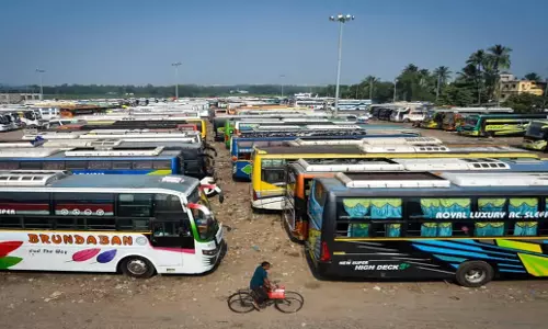 Tamil Nadu: चेन्नई लौट रहे यात्रियों से बसों ने लूटपाट की Tamil Nadu: चेन्नई लौट रहे यात्रियों से बसों ने लूटपाट की